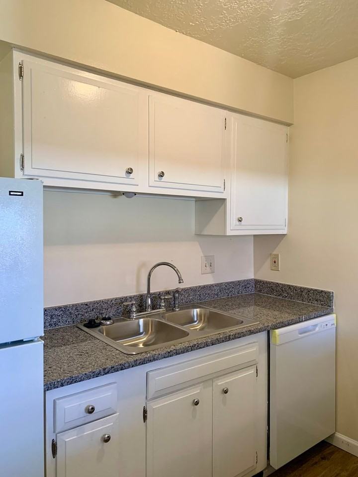 Borderman's Reef Apartments - Photo 6 of 18