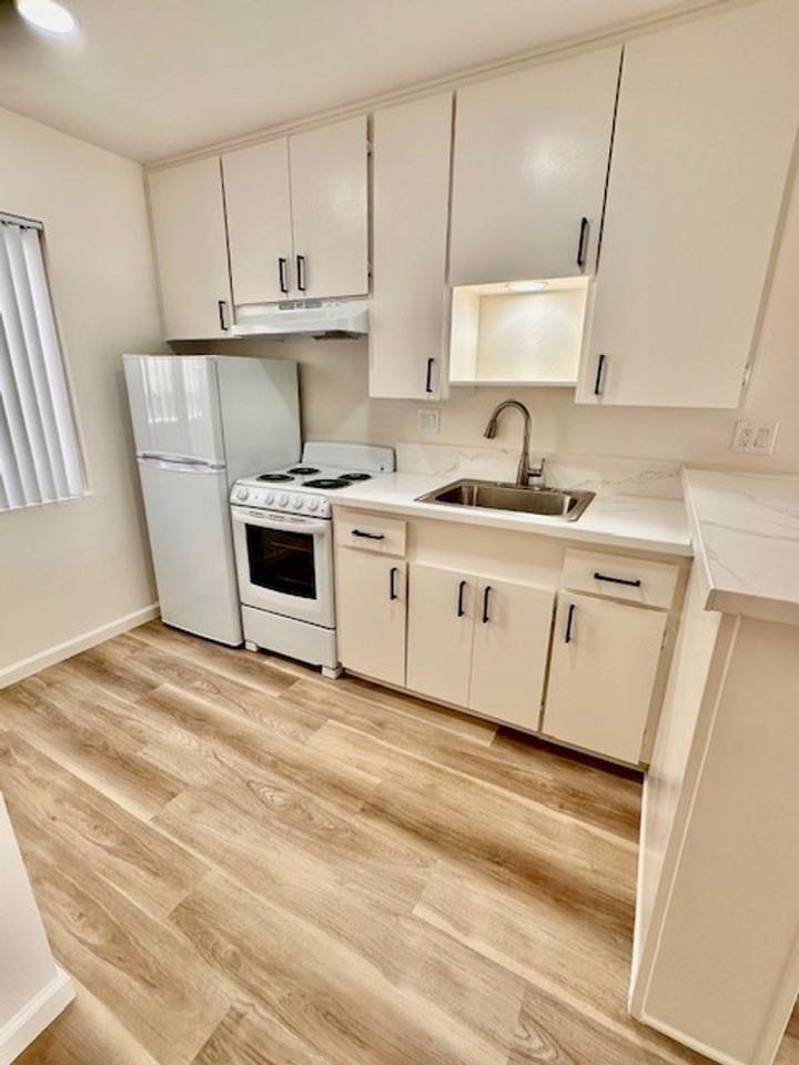 974 Thomas Ave #3 - Photo 3 of 9