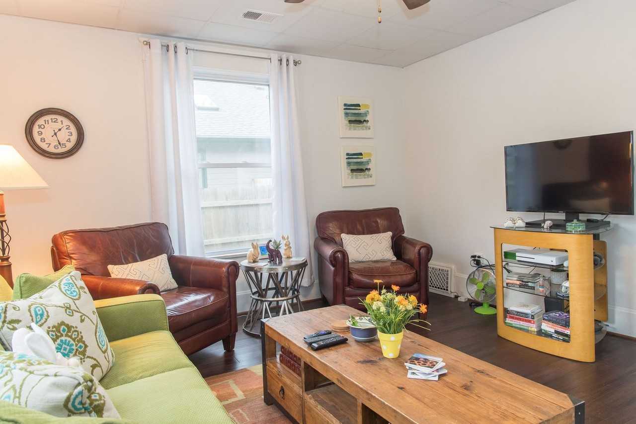 412 Moro St - Photo 3 of 11