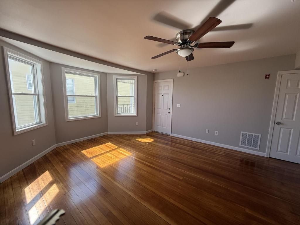 225 Davis St - Photo 4 of 8