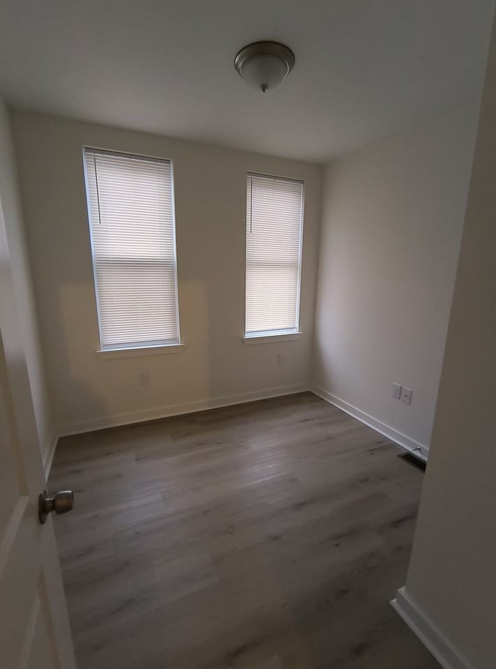1523 W Oakdale St - Photo 7 of 17