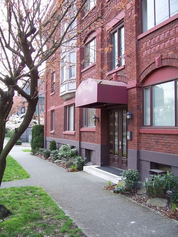 Comstock Apartments - Photo 6 of 9