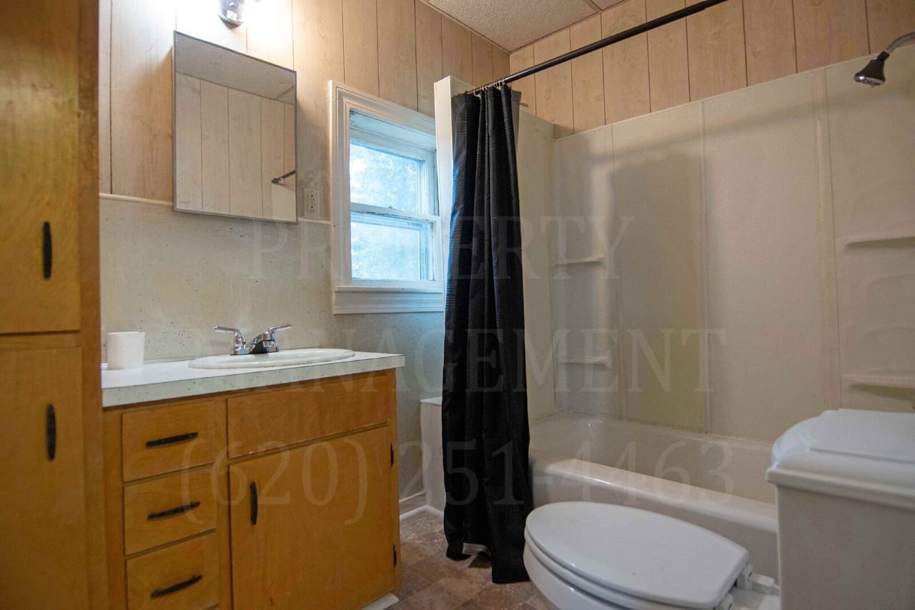 1412 1/2 W 5th St - Photo 6 of 27