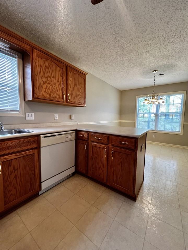3427 Poplar Hl - Photo 4 of 23