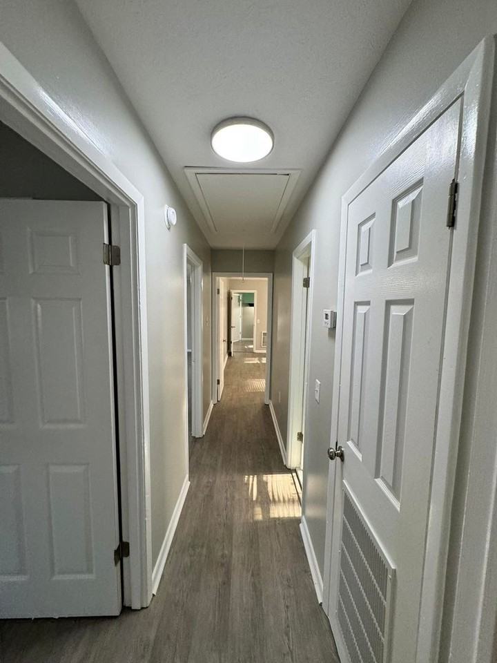 733 E 7th St - Photo 2 of 10