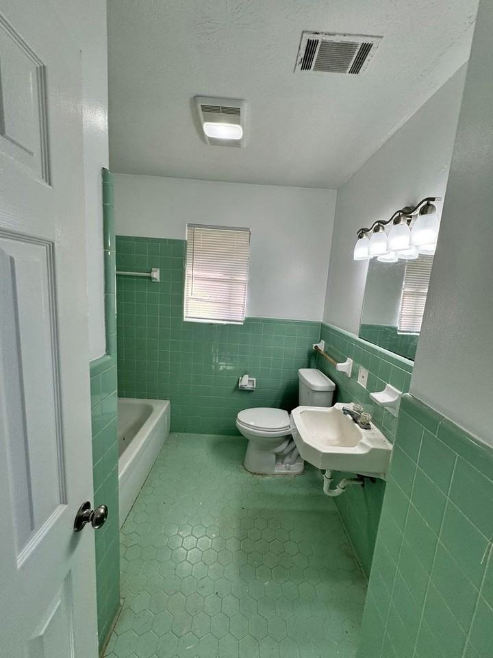 733 E 7th St - Photo 3 of 10