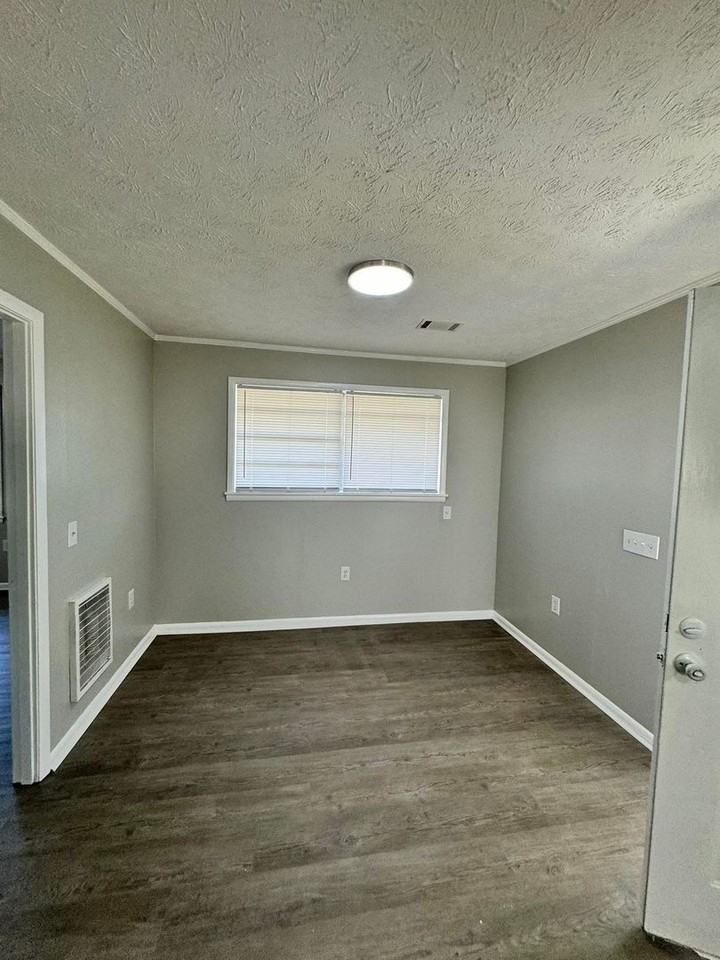 733 E 7th St - Photo 4 of 10