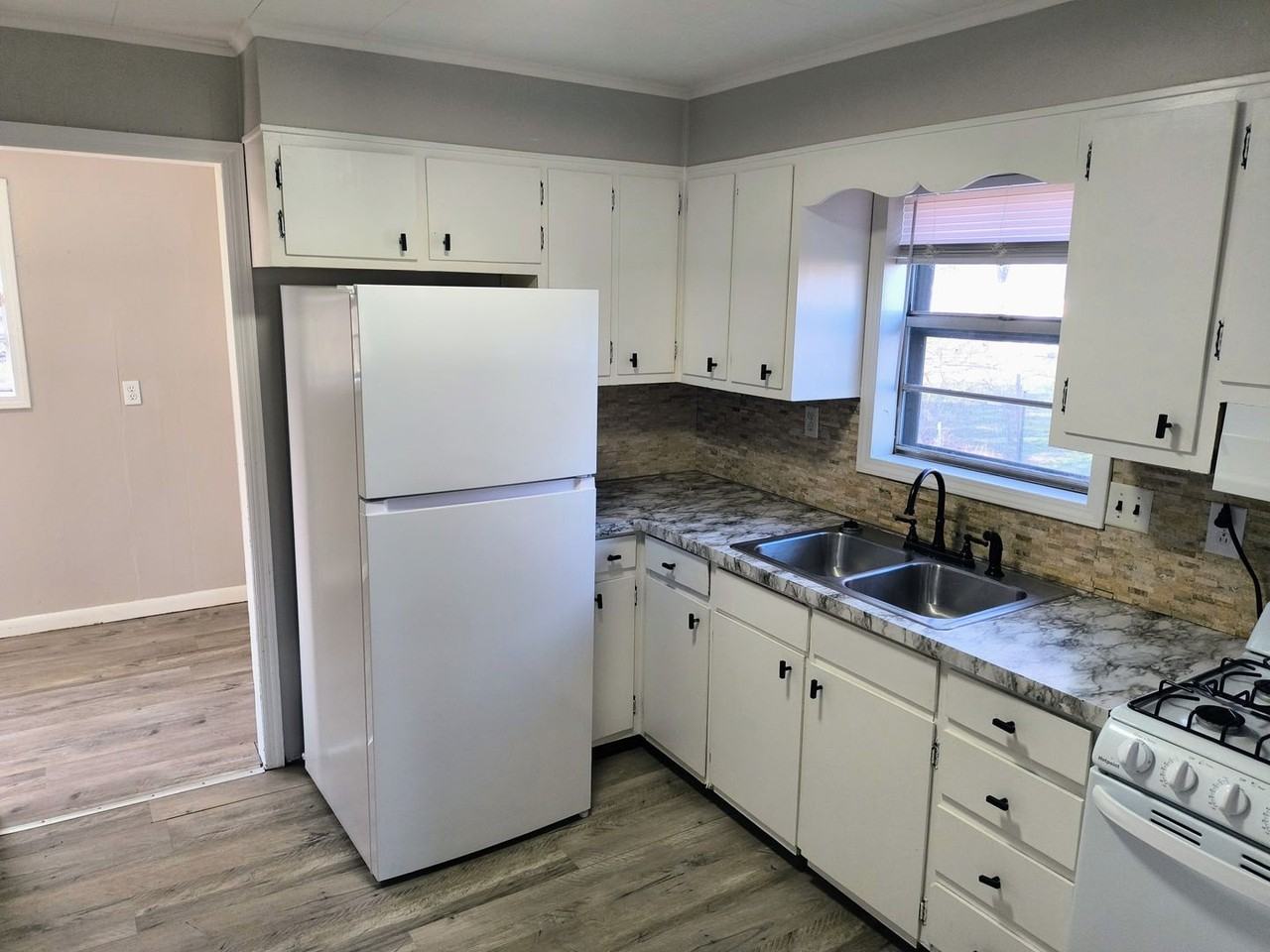 204 Allen St - Photo 2 of 12