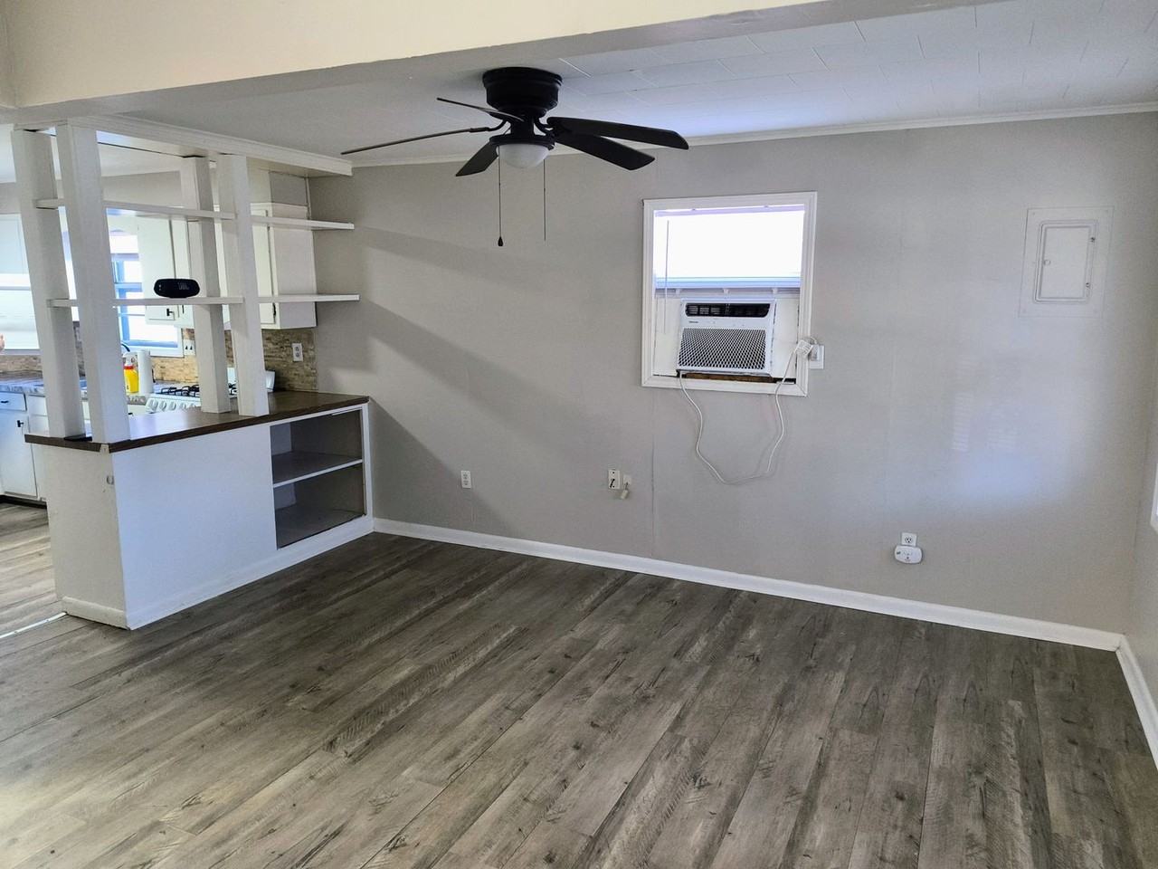 204 Allen St - Photo 3 of 12