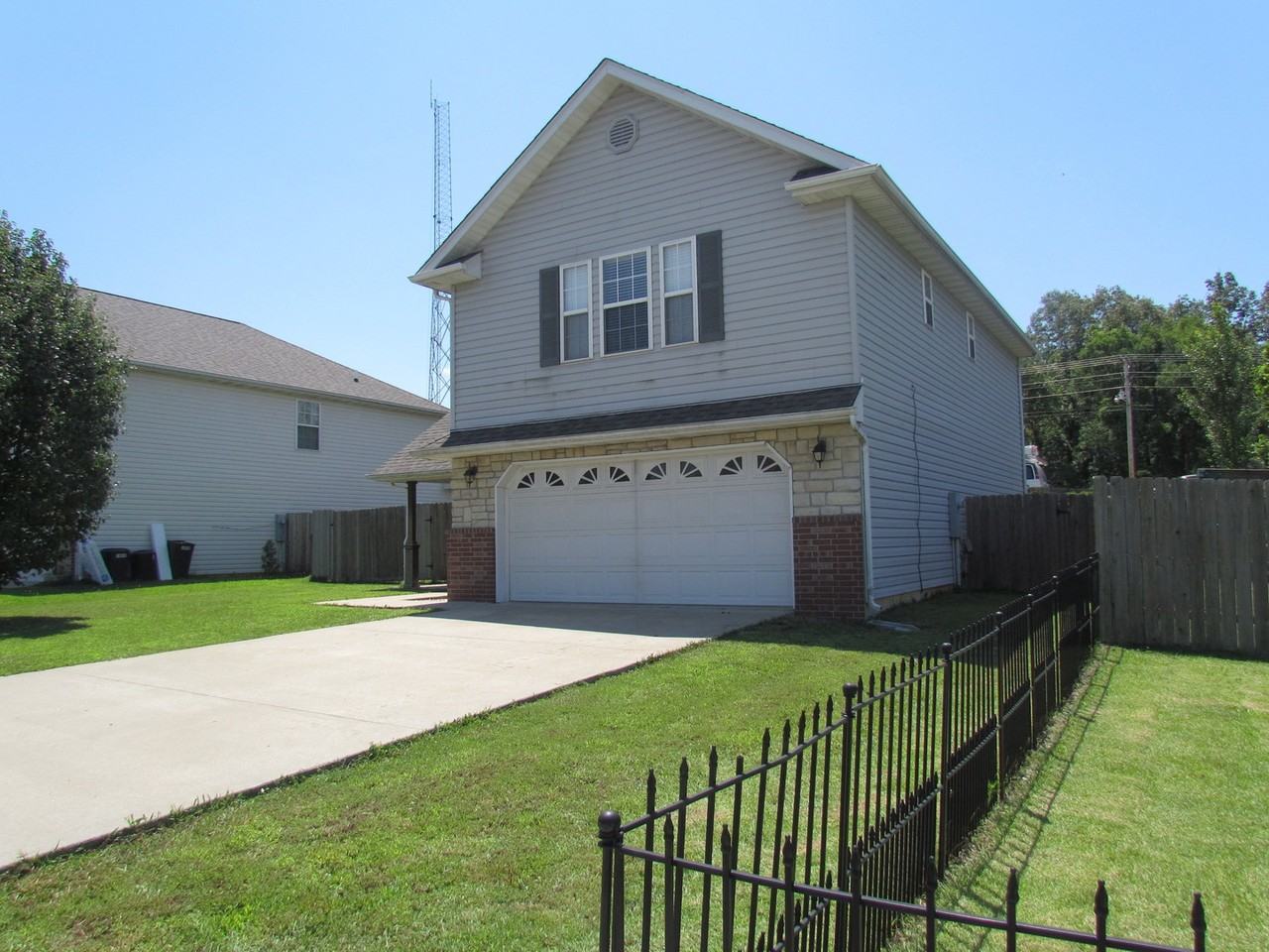 16046 Heavens Gate Ln - Photo 3 of 15