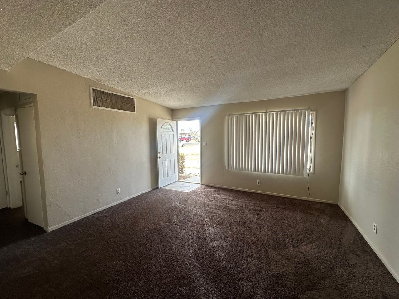 237 Palm Dr - Photo 4 of 14