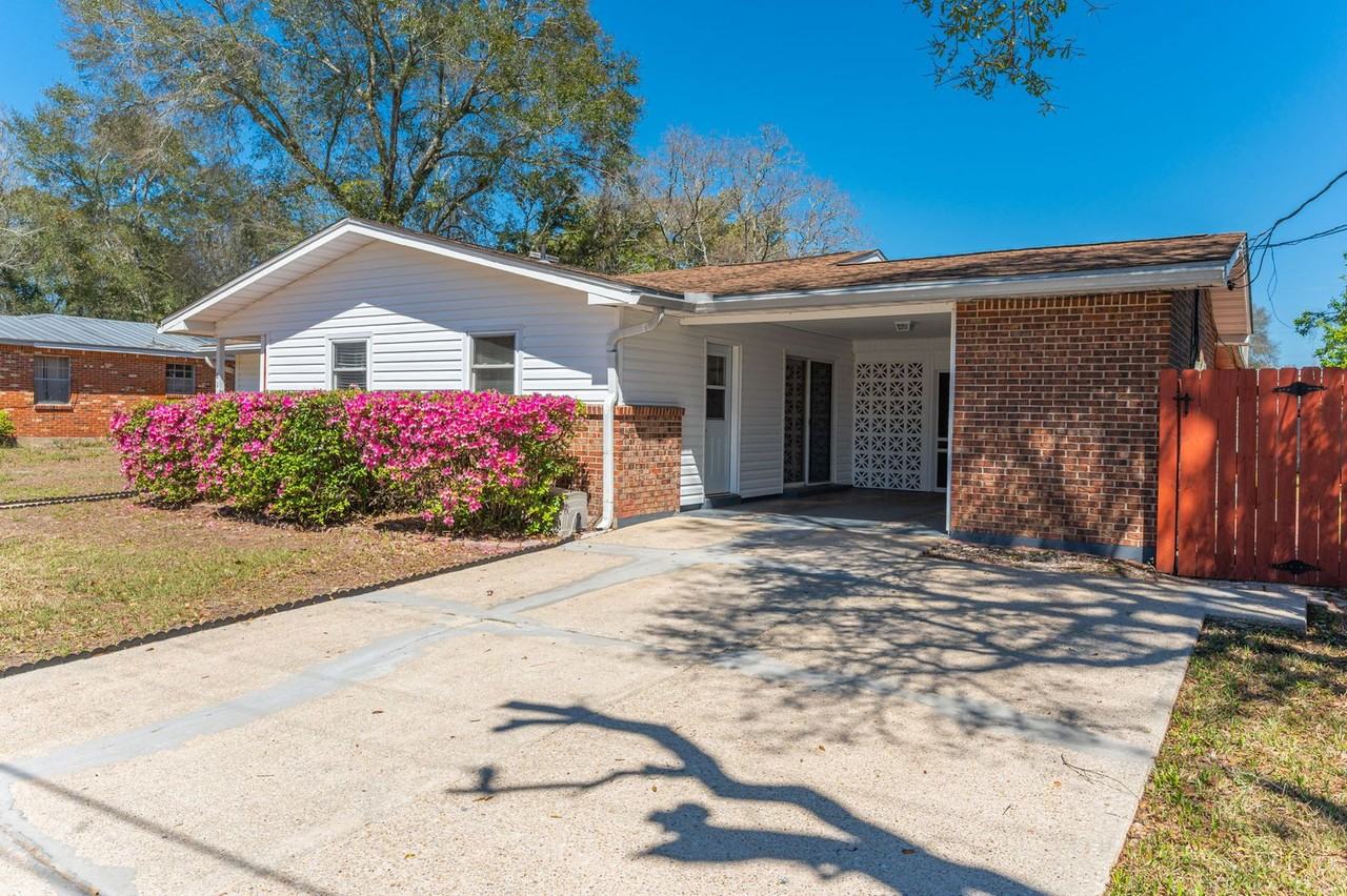 611 Lang Rd - Photo 3 of 35