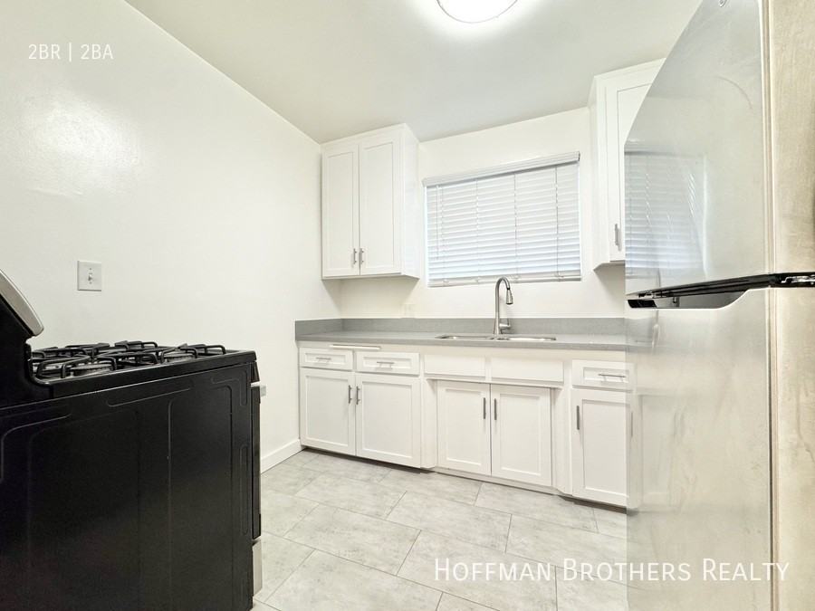 1435 S Sherbourne Dr #2 - Photo 3 of 11