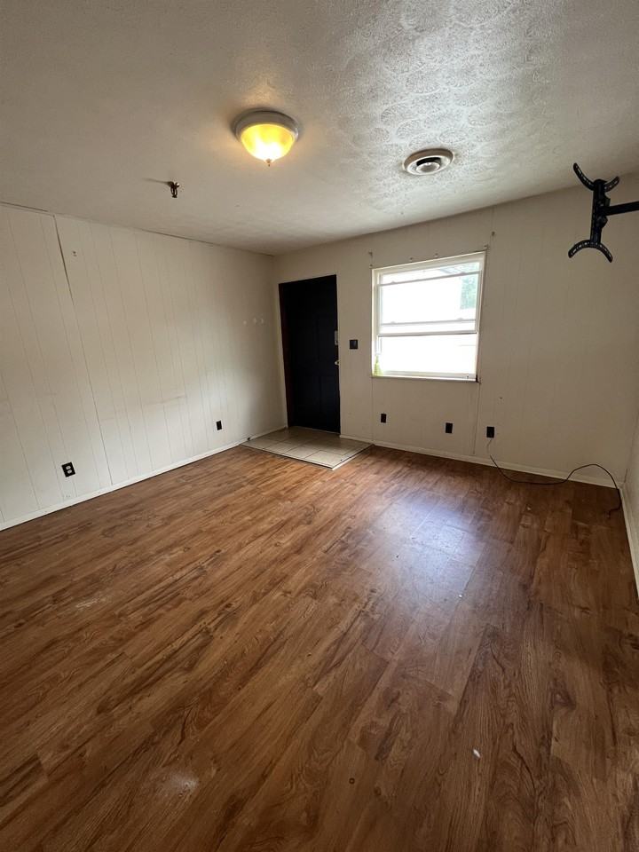 1213 Pineview Drive - Photo 2 of 12