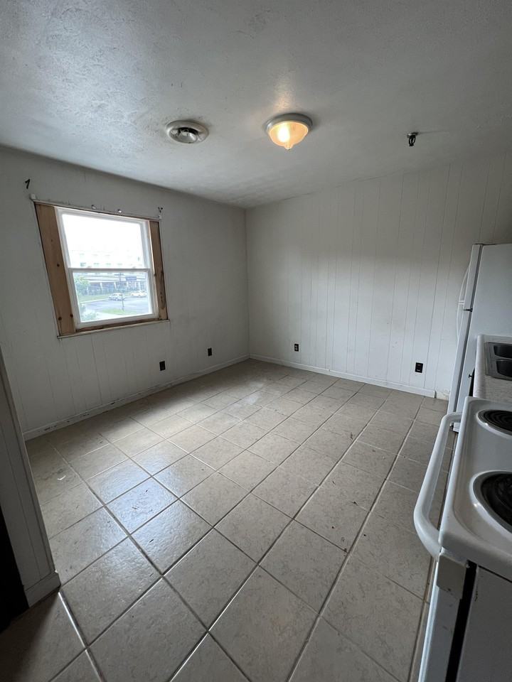 1213 Pineview Drive - Photo 3 of 12