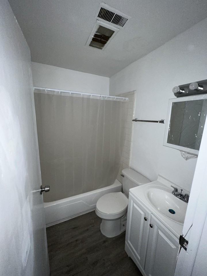 1067 Salem Avenue - Photo 4 of 16