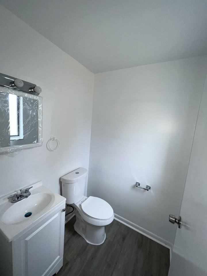 1067 Salem Avenue - Photo 5 of 16