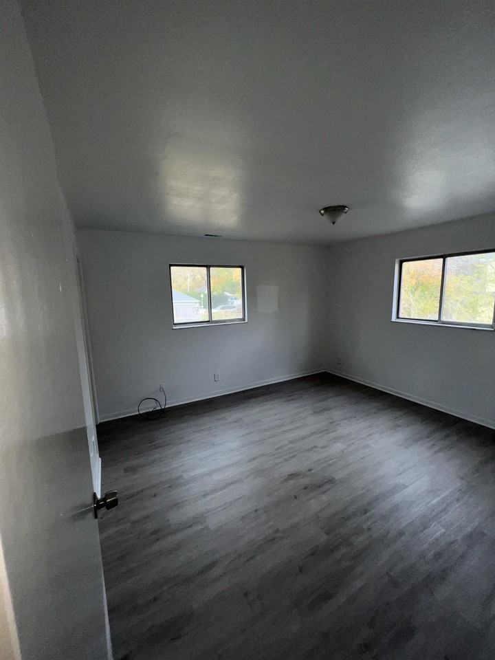 1067 Salem Avenue - Photo 7 of 16