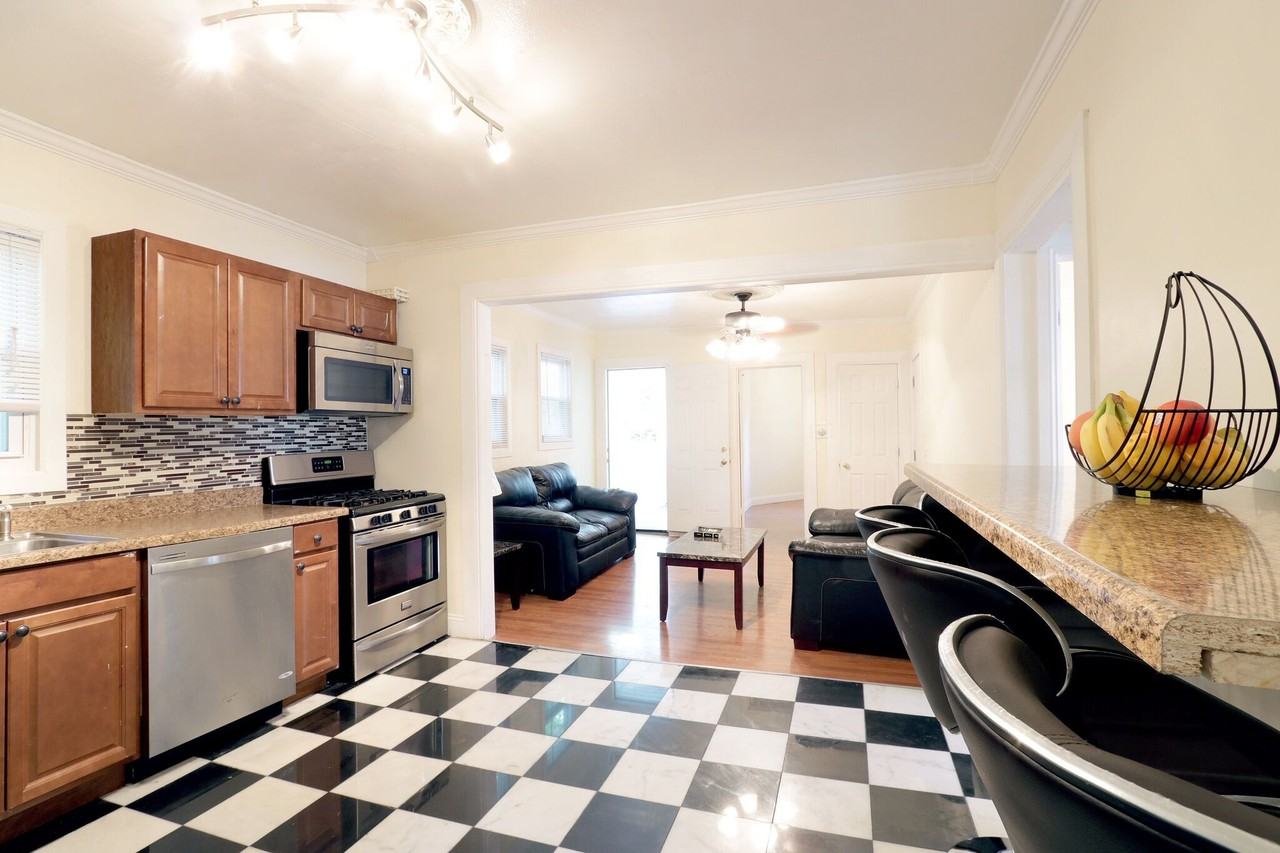 431 Beech St - Photo 3 of 23