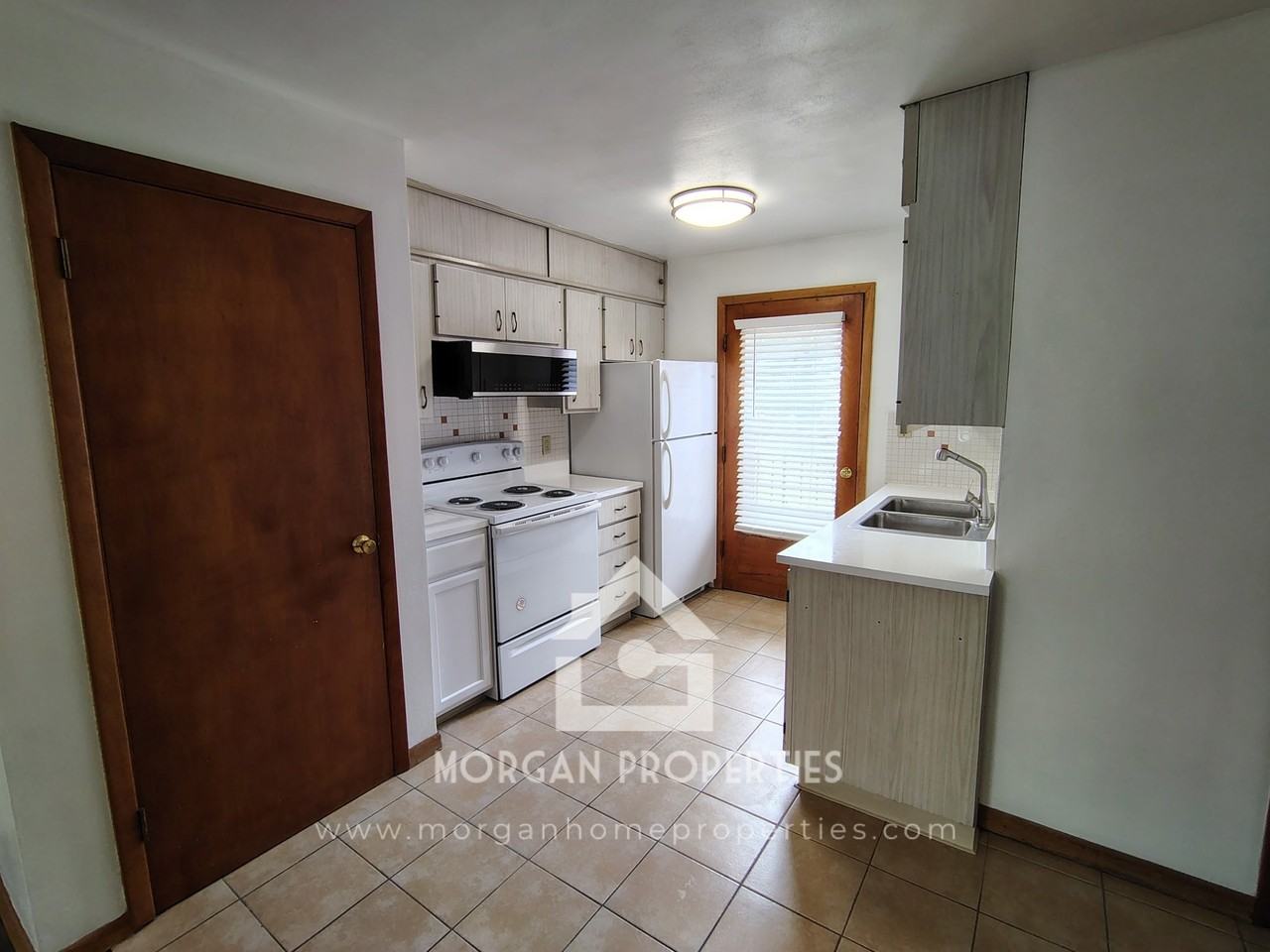 1045 ALHAMBRA - Photo 3 of 9