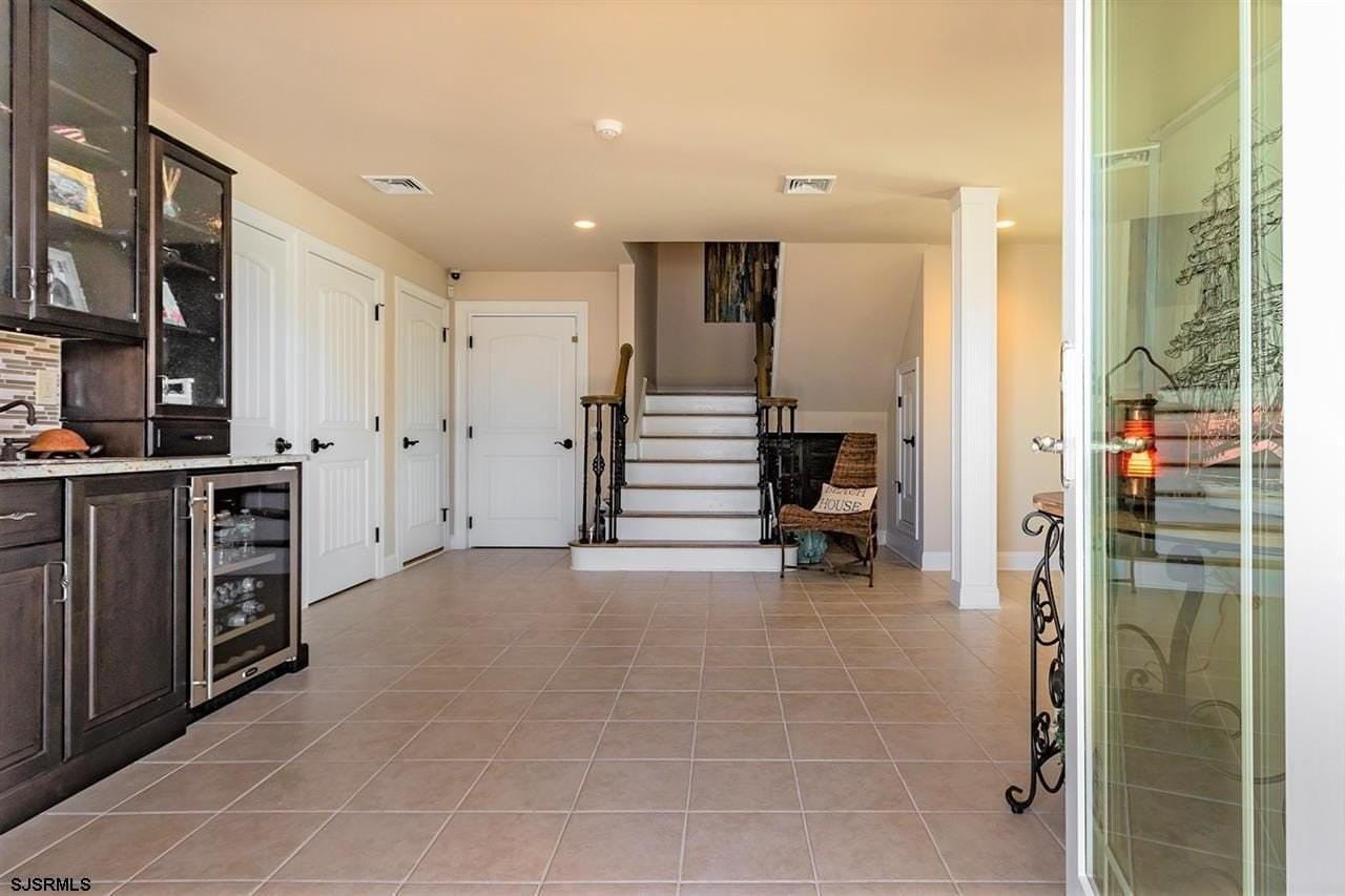 1001 Beach Ave E - Photo 2 of 20