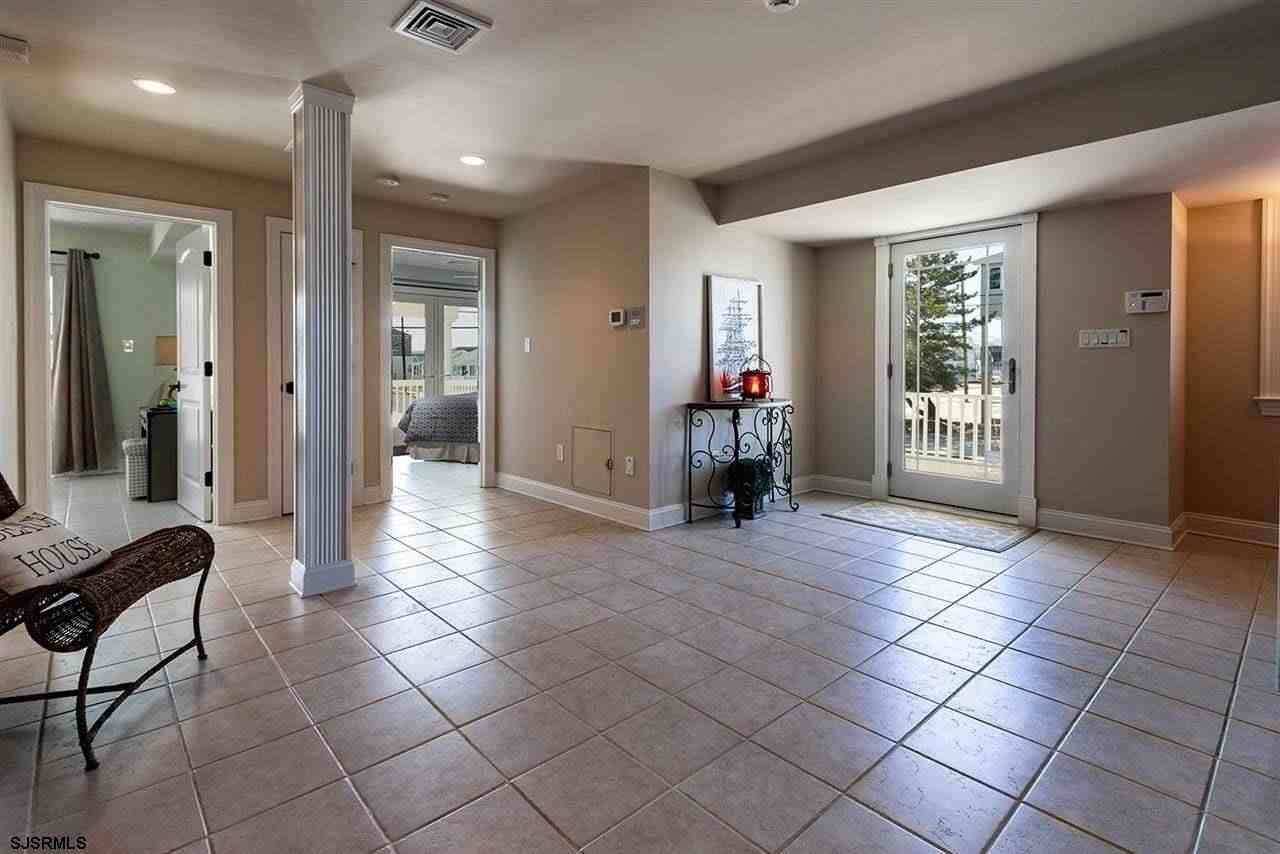 1001 Beach Ave E - Photo 3 of 20