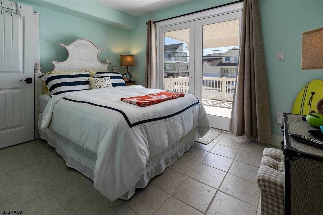 1001 Beach Ave E - Photo 6 of 20