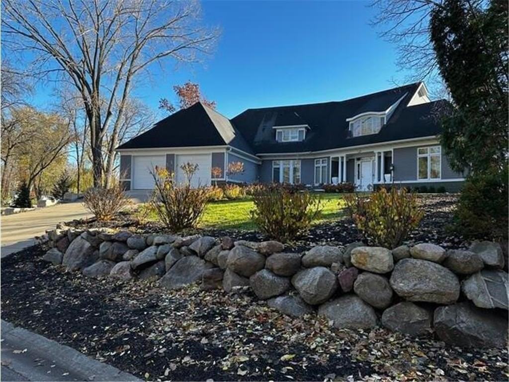 5760 Oakview Ln N - Photo 2 of 33