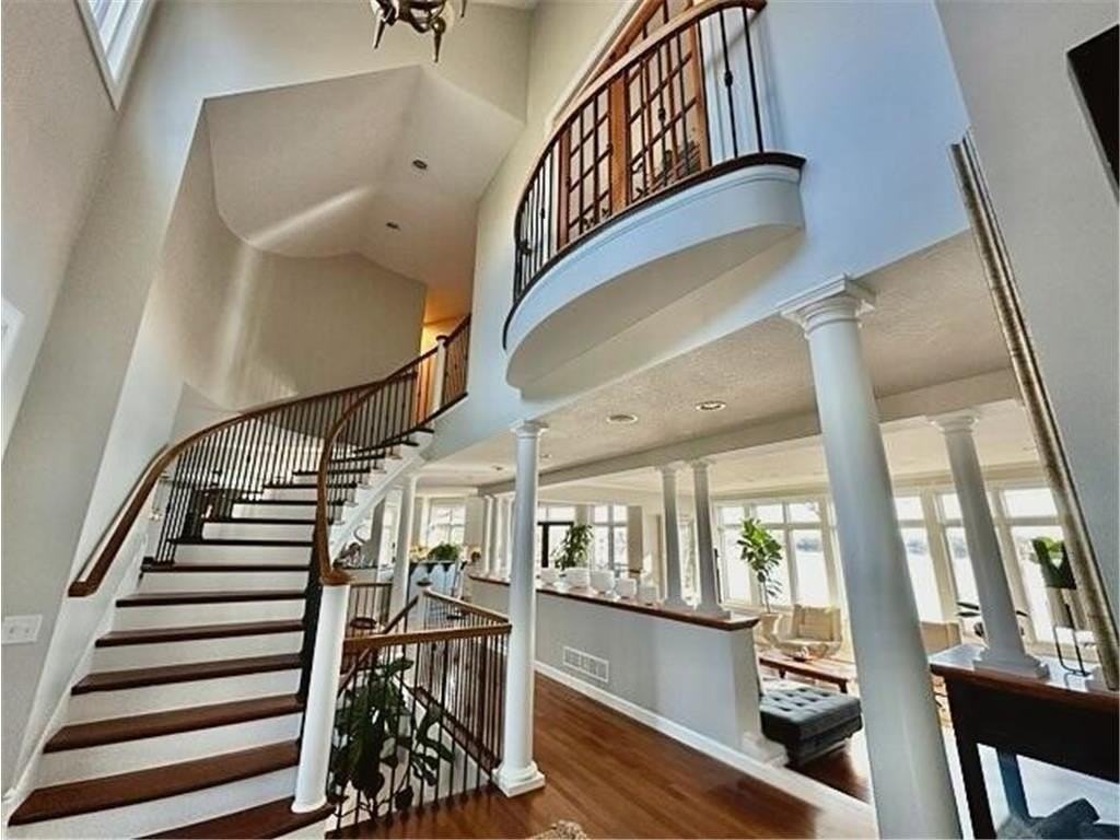 5760 Oakview Ln N - Photo 3 of 33