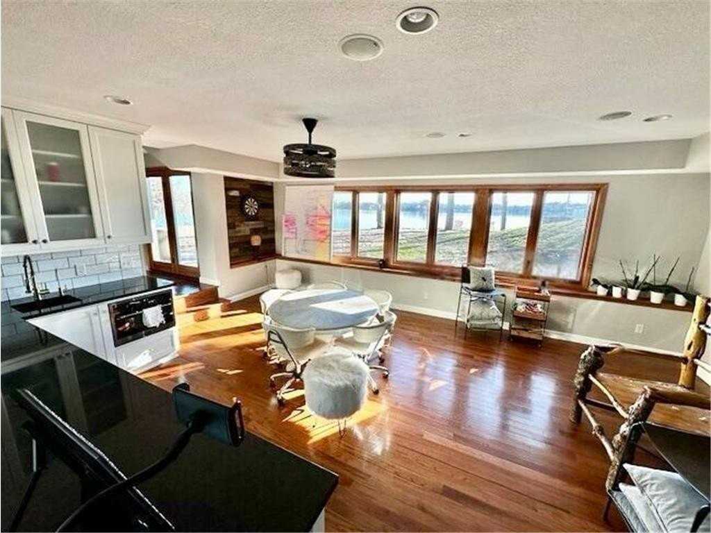 5760 Oakview Ln N - Photo 4 of 33