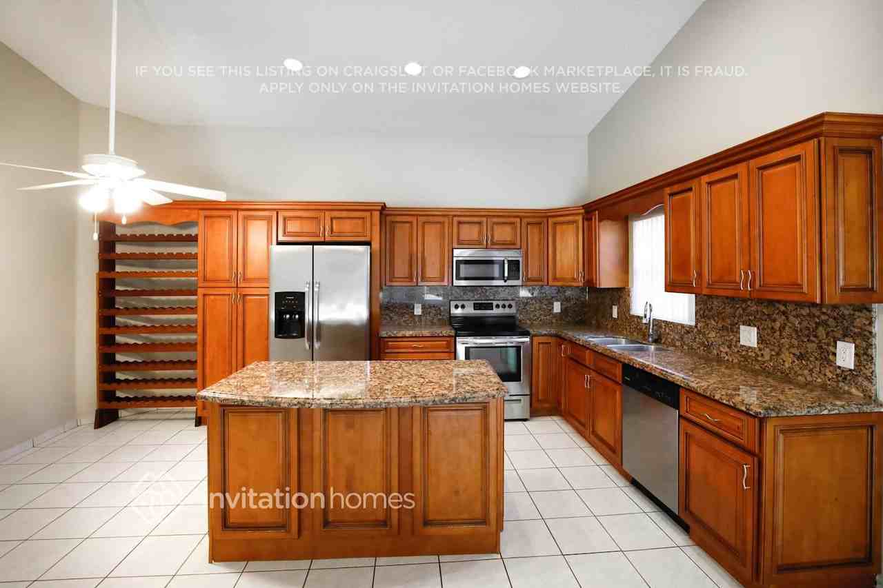 14272 Sw 52nd St - Photo 4 of 10