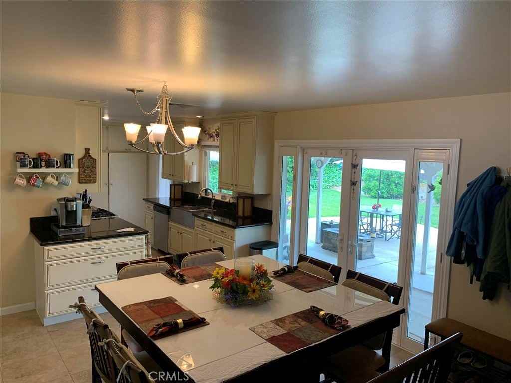 1558 Cameo Dr - Photo 4 of 44