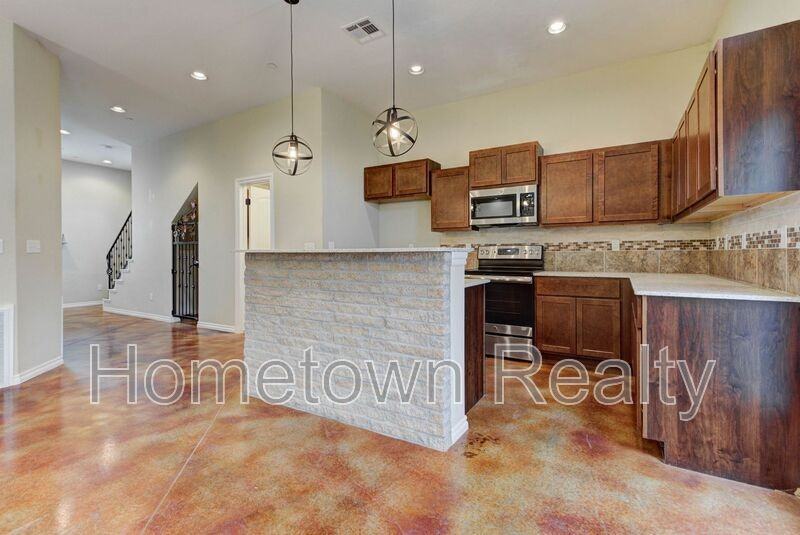 463 S Fretz Ave - Photo 4 of 32
