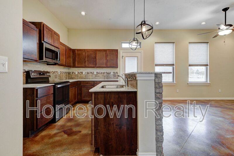 463 S Fretz Ave - Photo 6 of 32