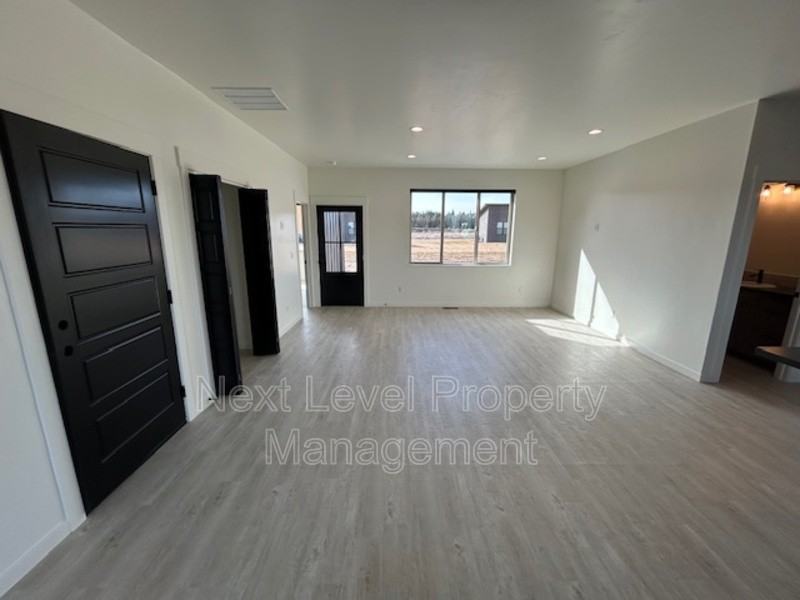 1528 Trumble Creek Rd - Photo 3 of 11