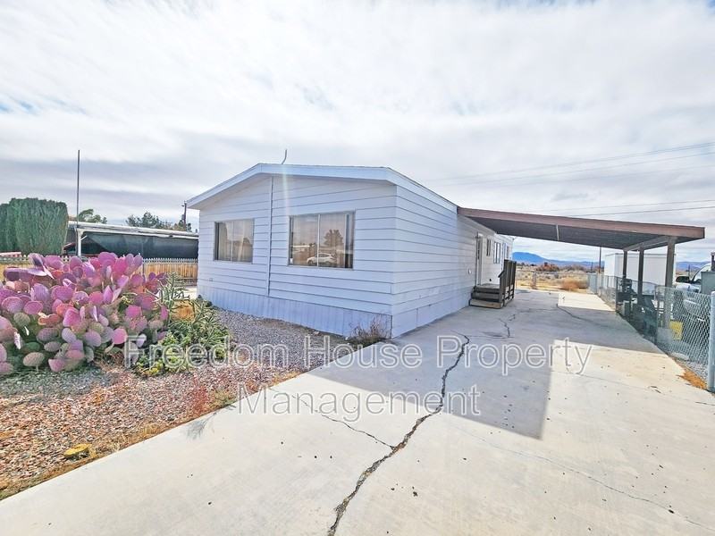 1170 S Comstock Cir W - Photo 2 of 32