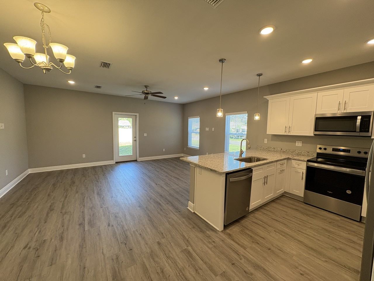 838 Fairview Dr - Photo 4 of 37