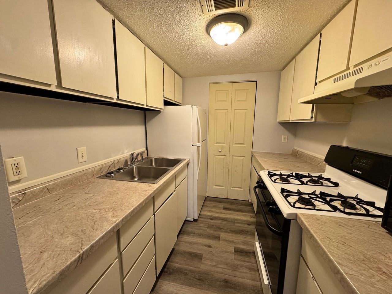 301 W Scarritt St - Photo 3 of 6