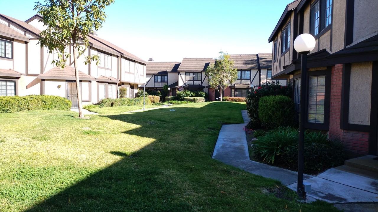 14818 Stonehedge Ln - Photo 2 of 5