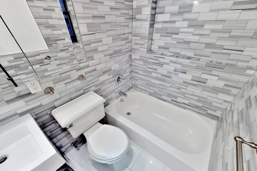 E 5th St #D3 - Photo 6 of 6