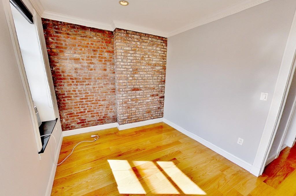 E 5th St #D3 - Photo 5 of 6