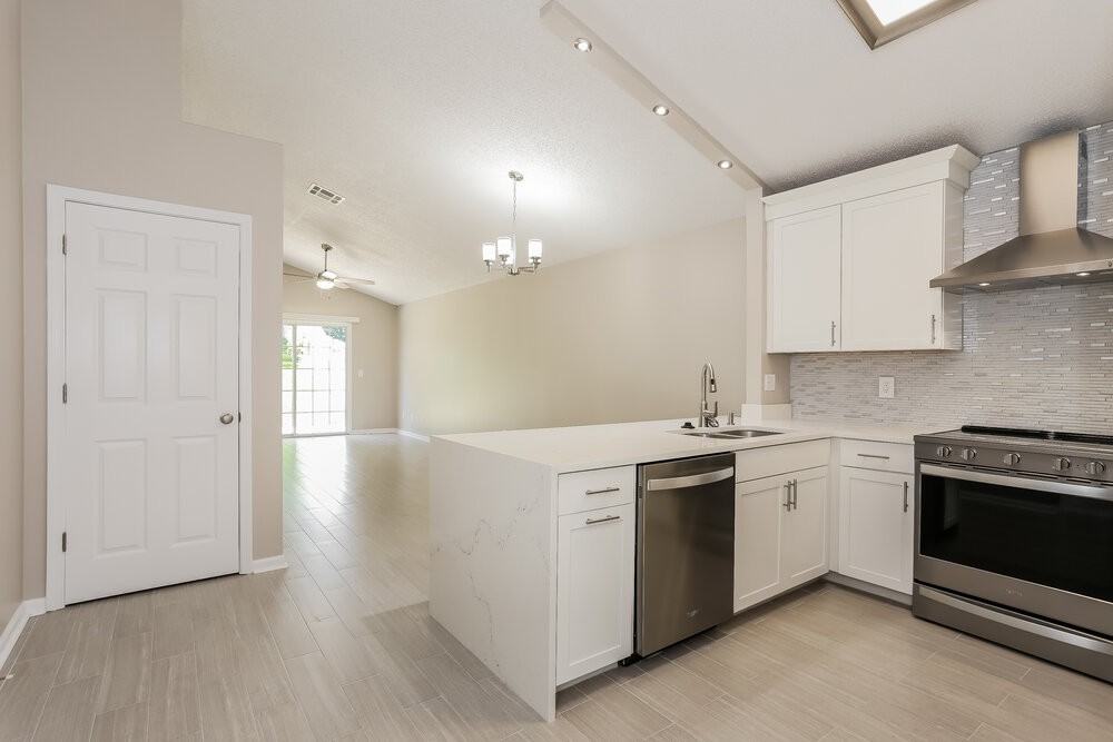 12639 Ashmore Green Dr N - Photo 7 of 16