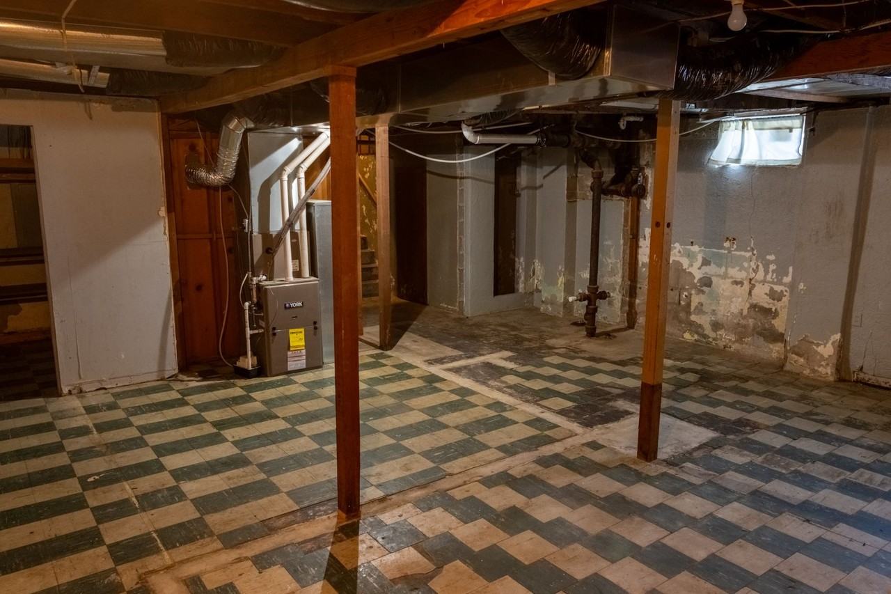 415 N Walnut St - Photo 5 of 10