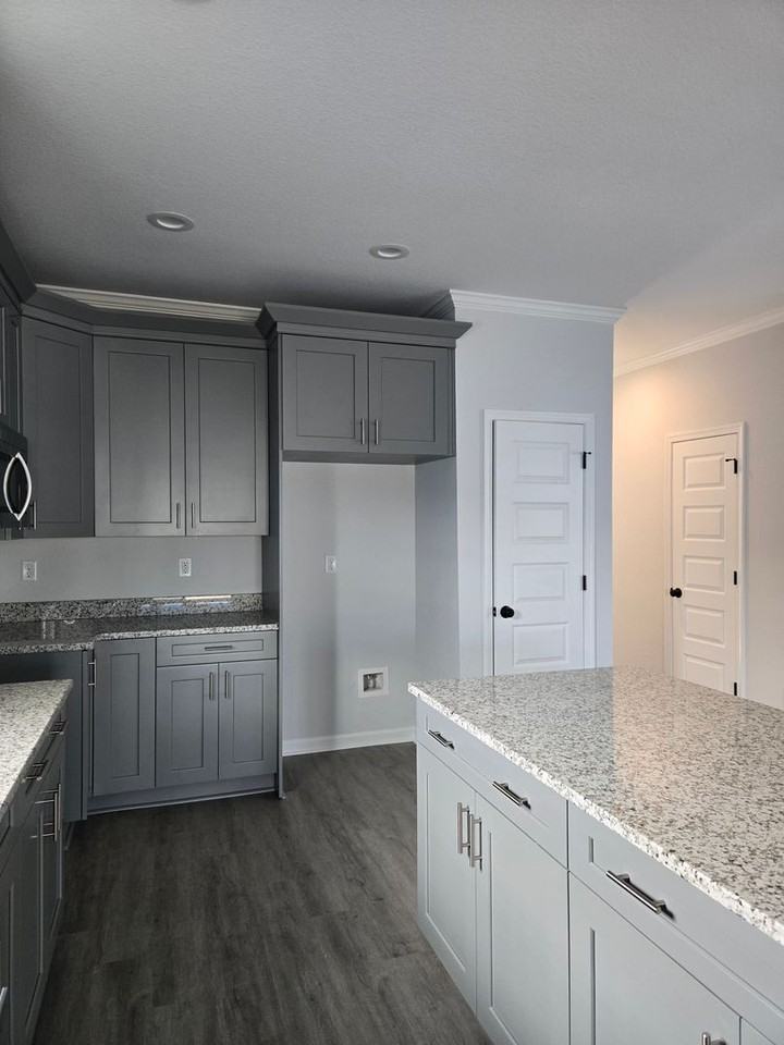 717 Spruce St - Photo 3 of 26