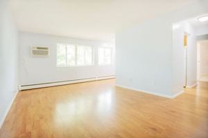 featured image of 424 E 73rd St