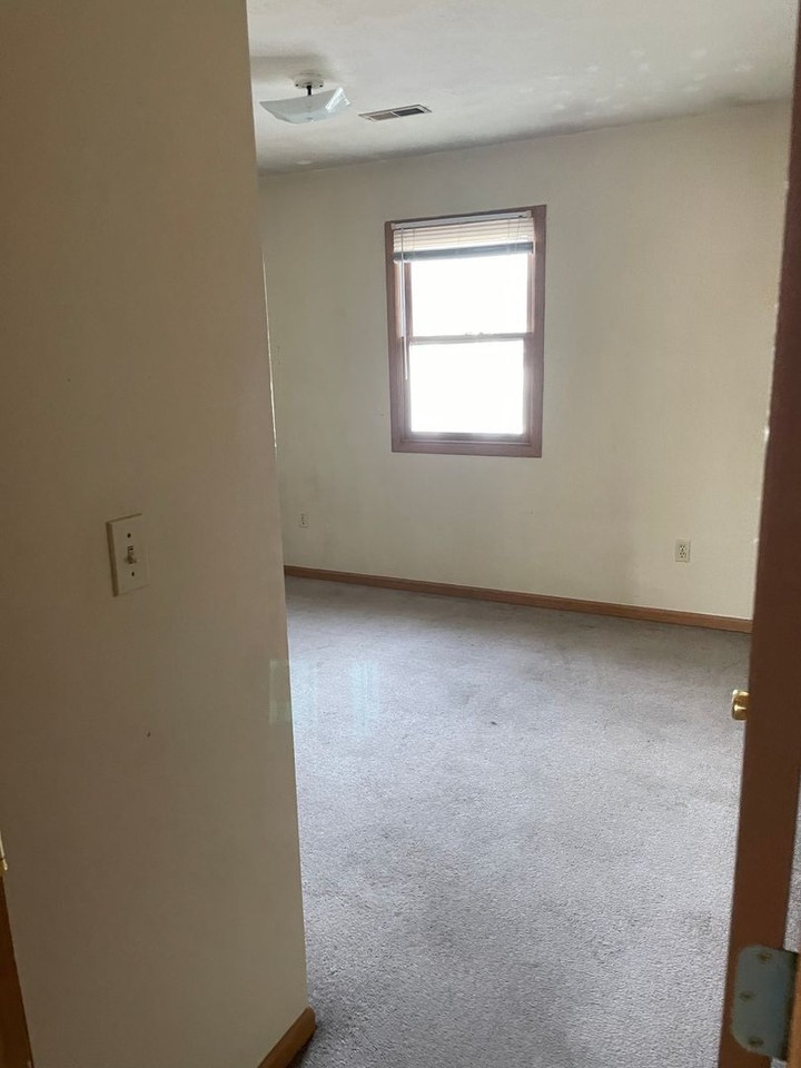 732 Parkhurst Dr - Photo 2 of 6