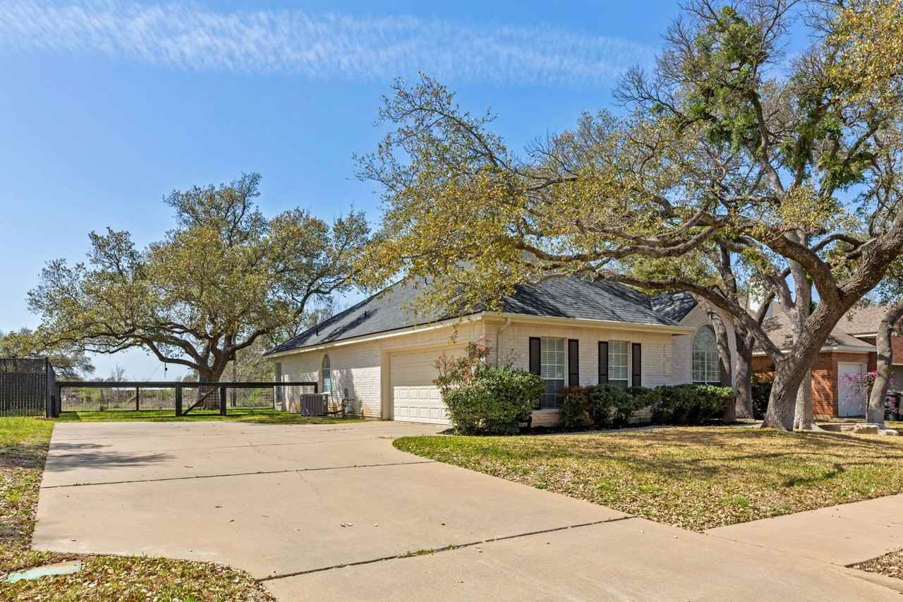 109 Riverview Dr - Photo 3 of 40