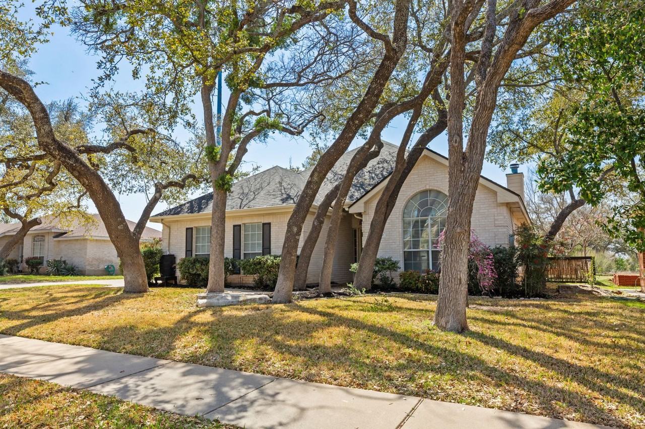 109 Riverview Dr - Photo 4 of 40