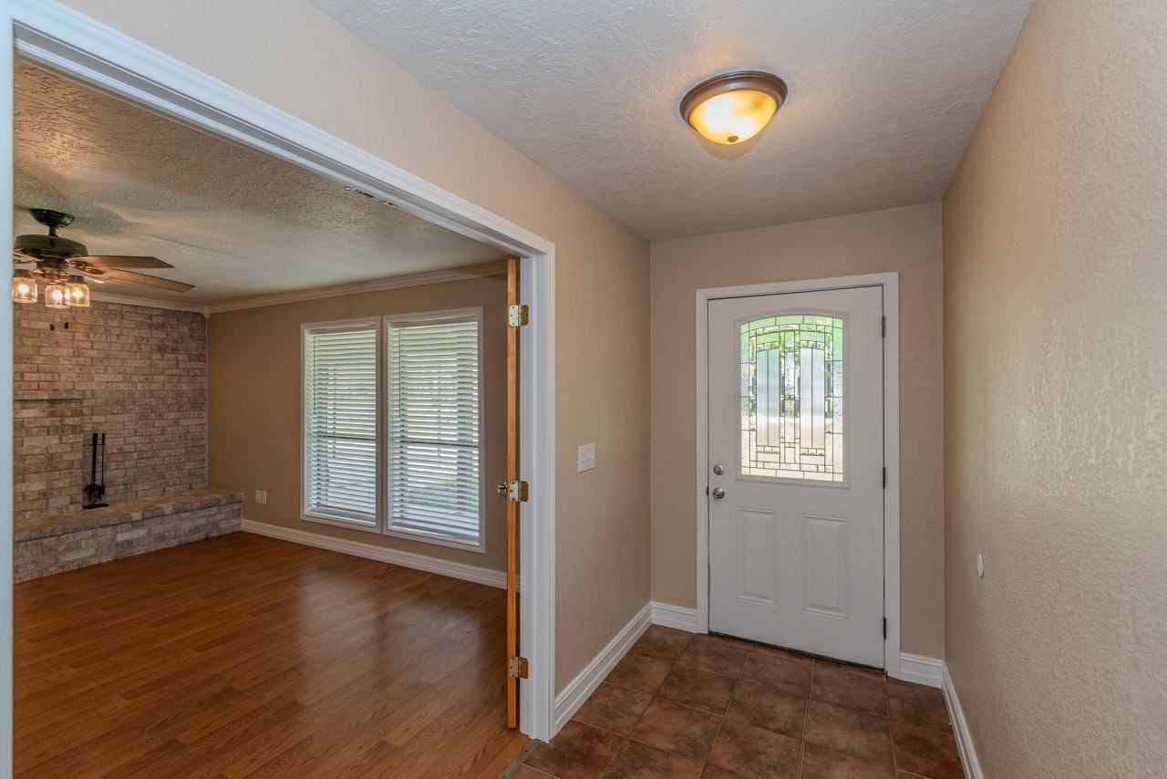 215 W Crosby St - Photo 3 of 32