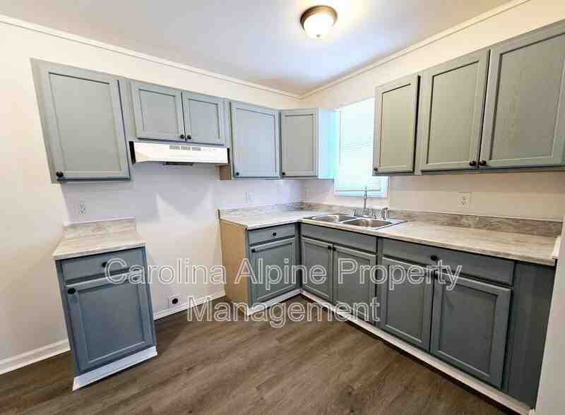 412 Cable St - Photo 3 of 14